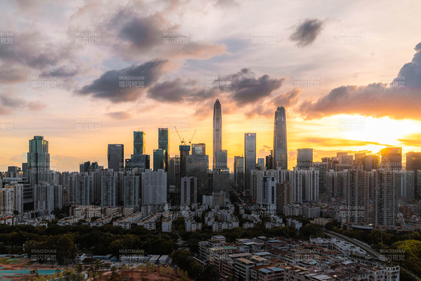 城市黄昏天际线图片