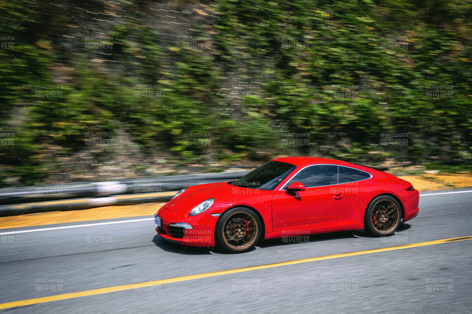 红色跑车疾驰山道图片