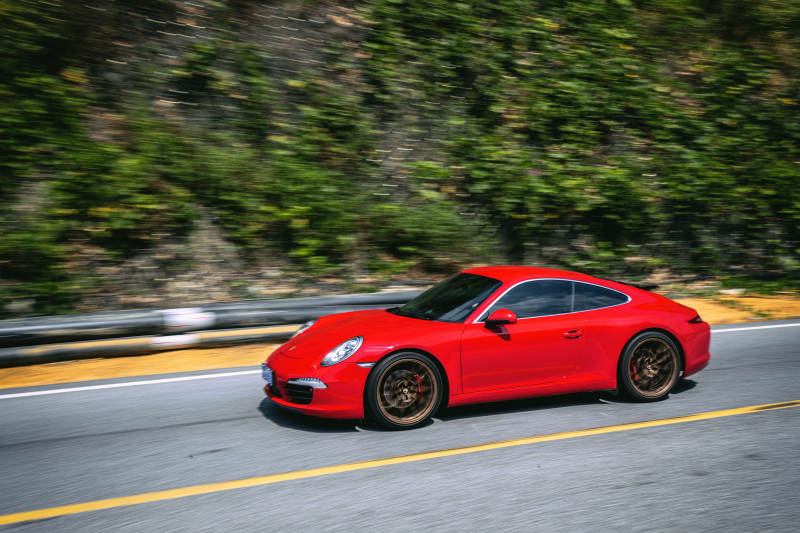 红色跑车疾驰山道图片