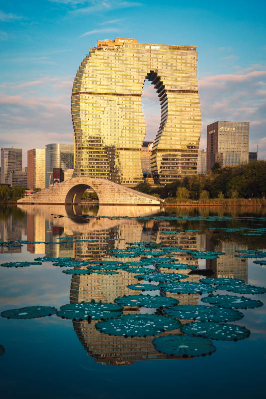 杭州印地标建筑倒影湖中图片