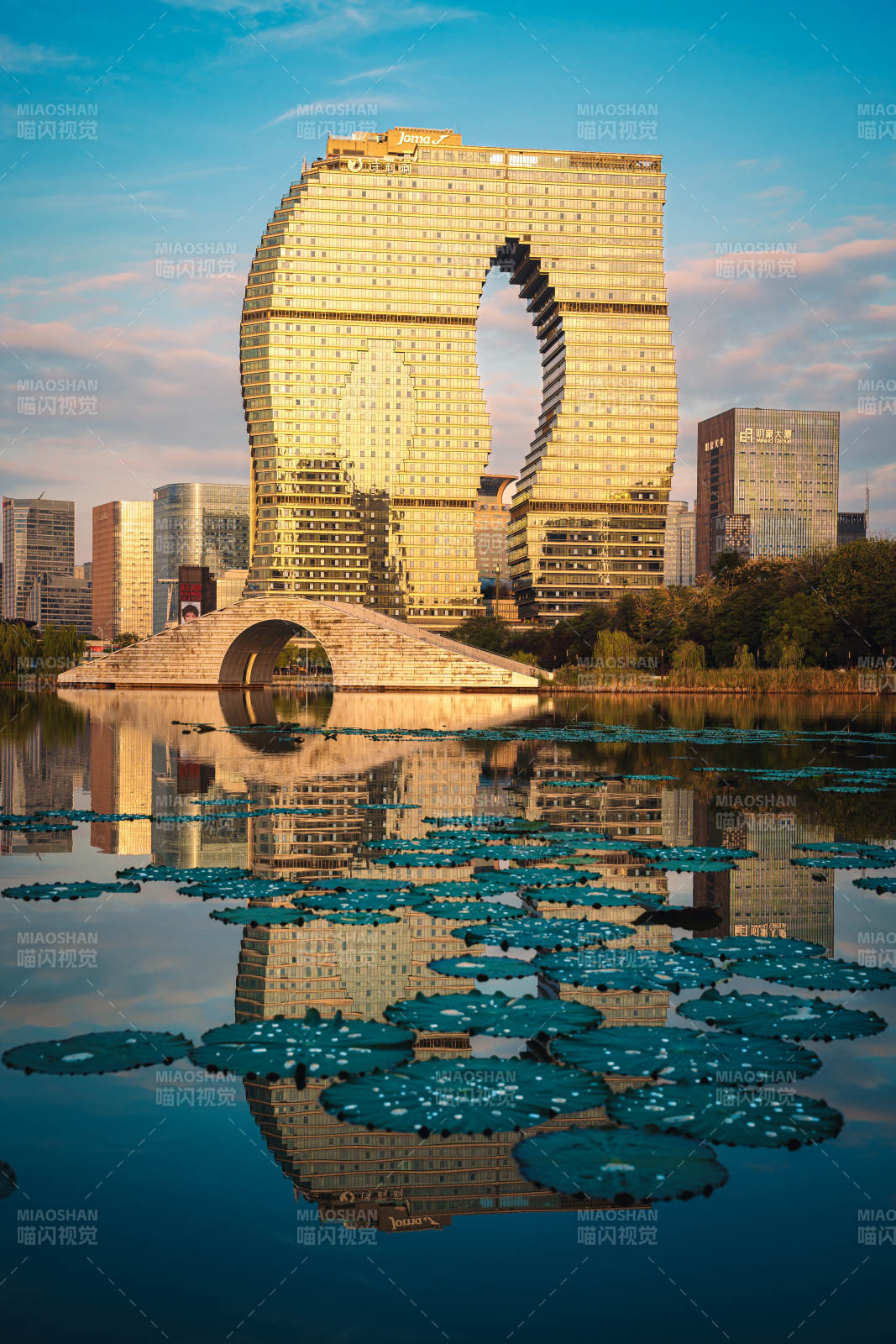 杭州印地标建筑倒影湖中图片