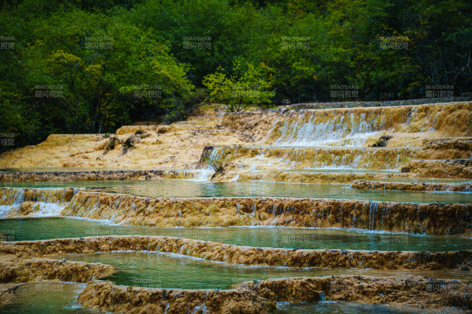 梯田瀑布美景  四川黄龙景区图片