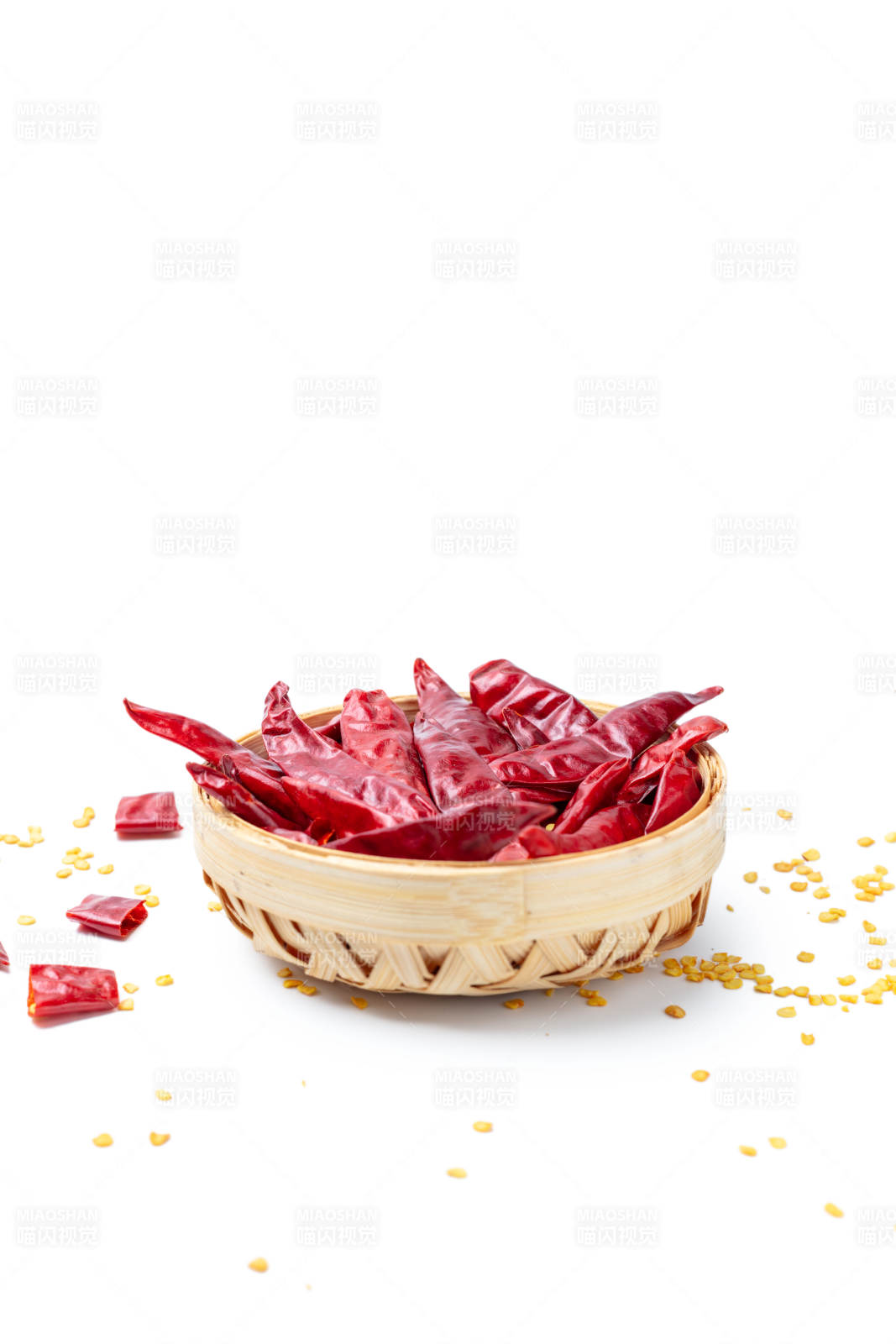 红辣椒盛于竹篮图片