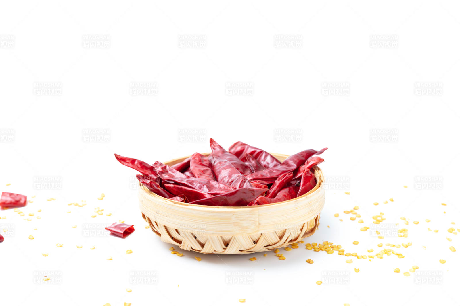 干辣椒盛于竹篮中图片