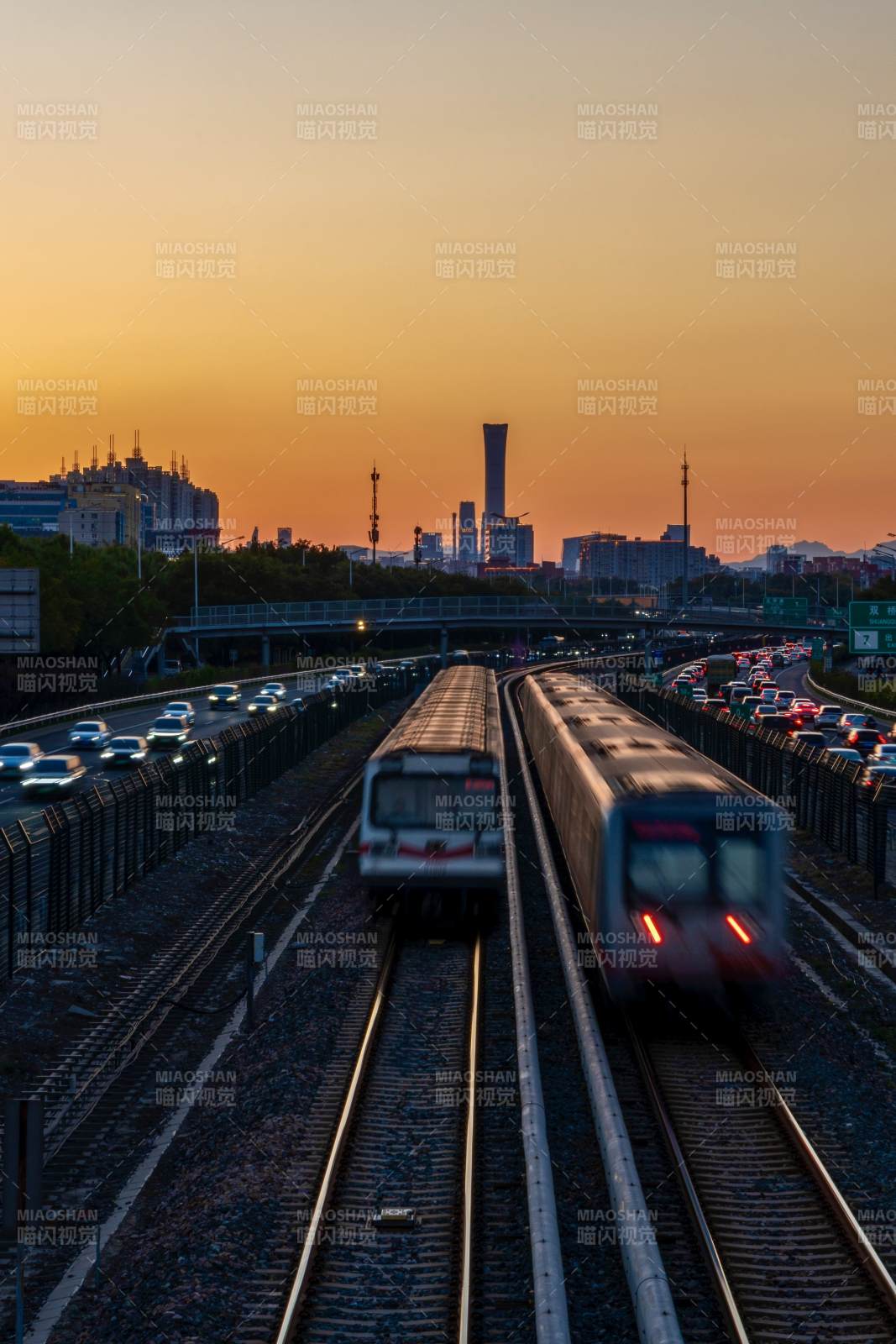 北京黄昏双轨列车行图片
