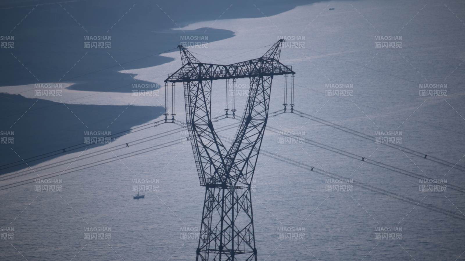 高压电塔跨海而立图片