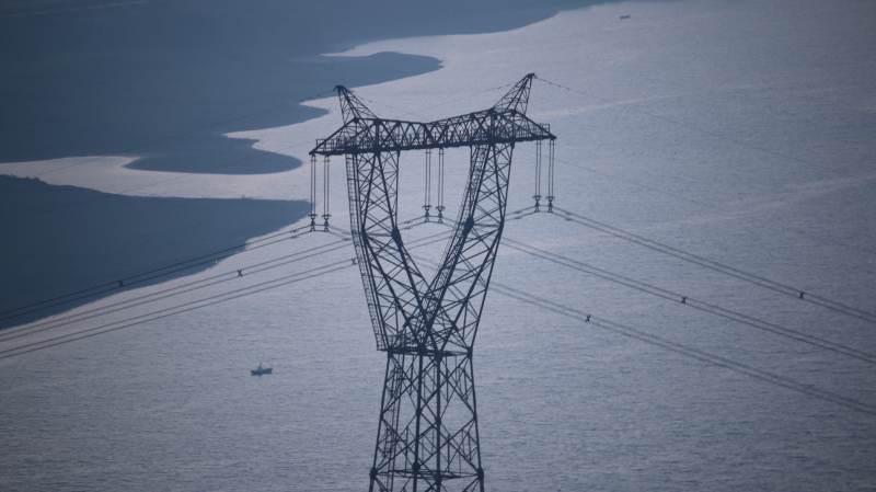 高压电塔跨海而立图片