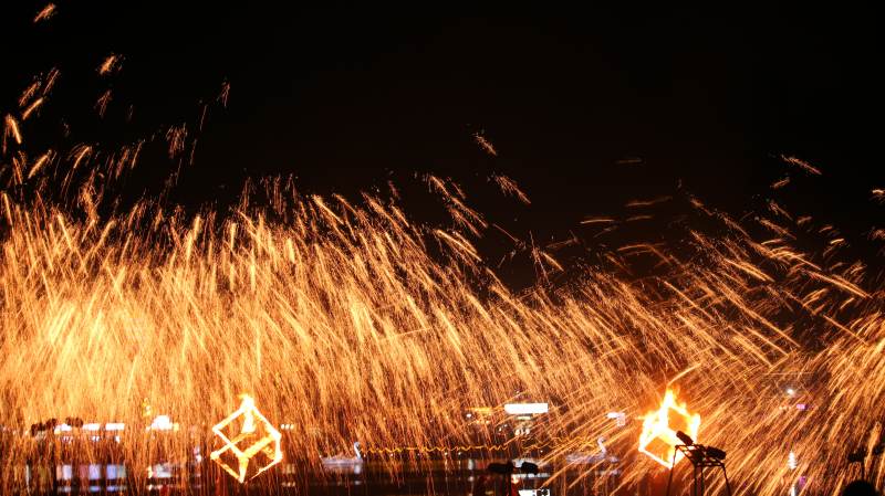 非遗打铁花表演图片