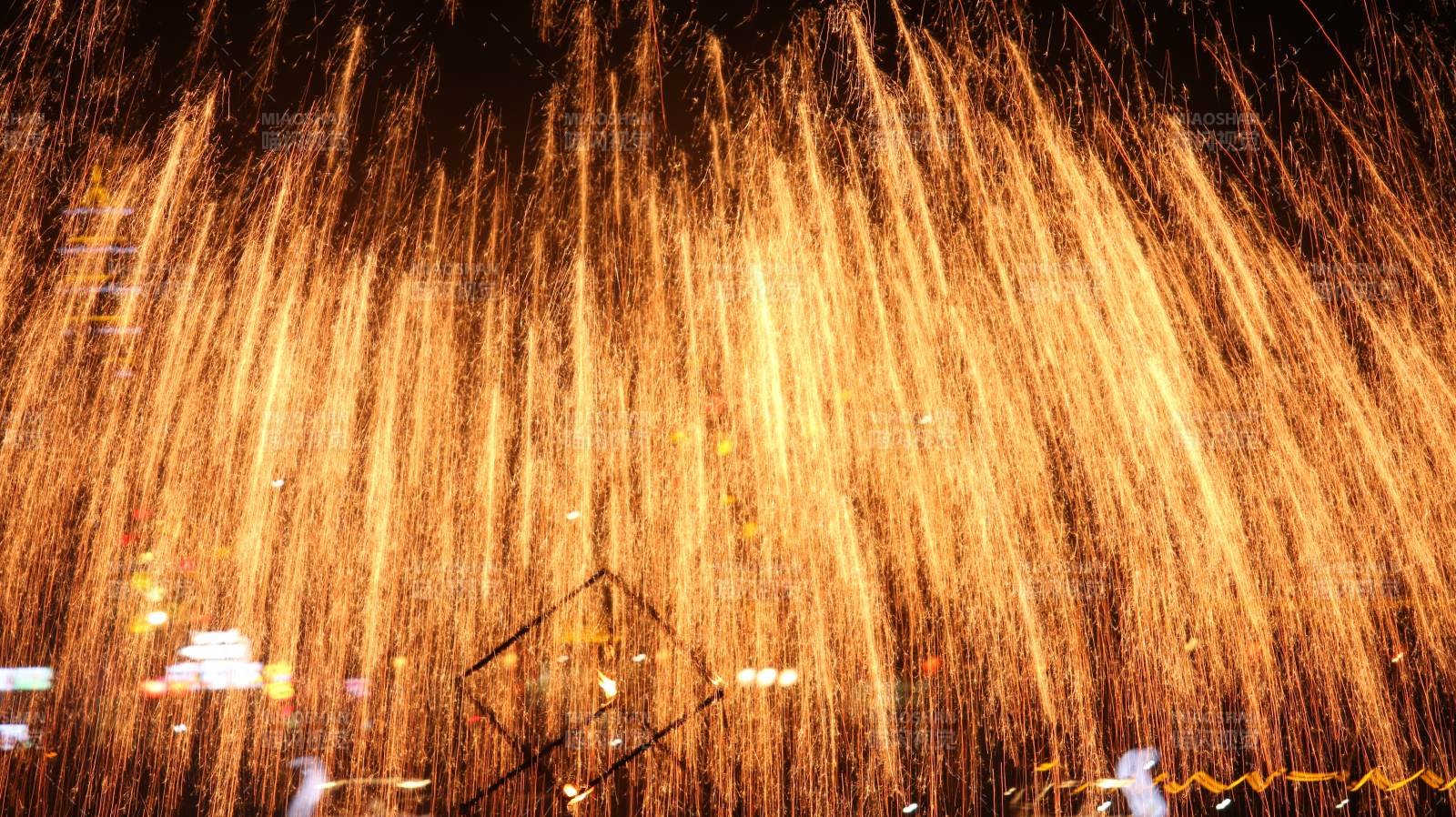 金色非遗打铁花表演图片