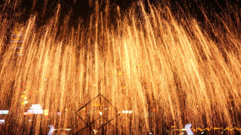 金色非遗打铁花表演图片