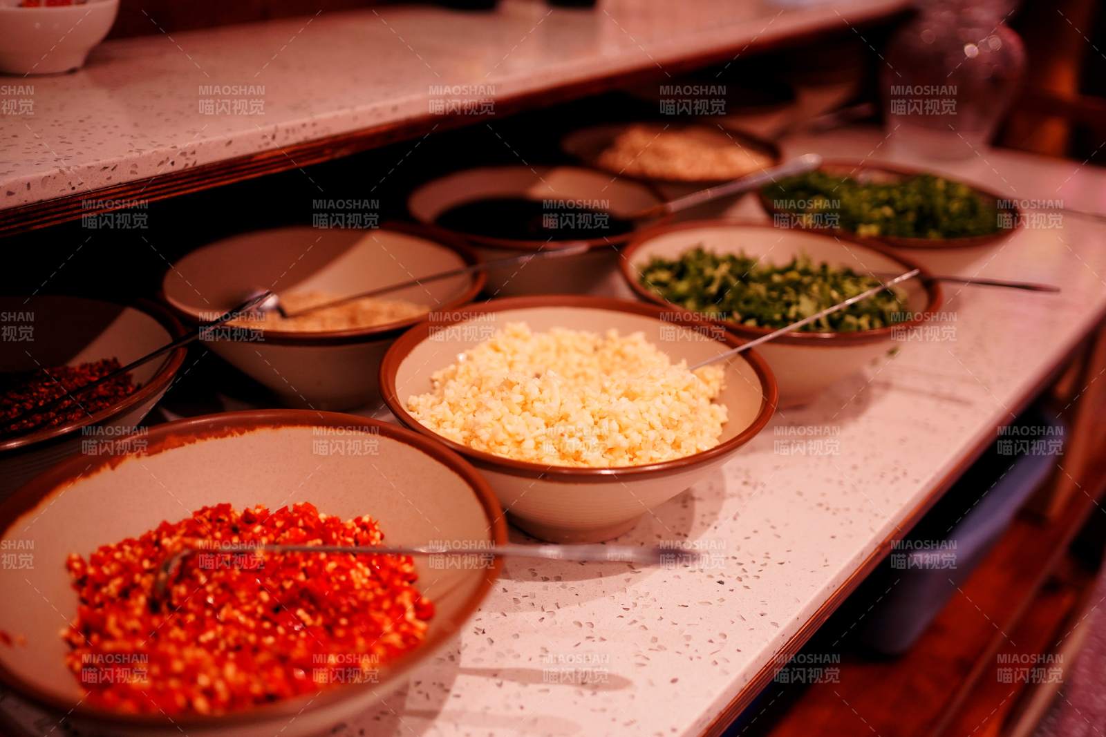 色彩缤纷的食材碗图片