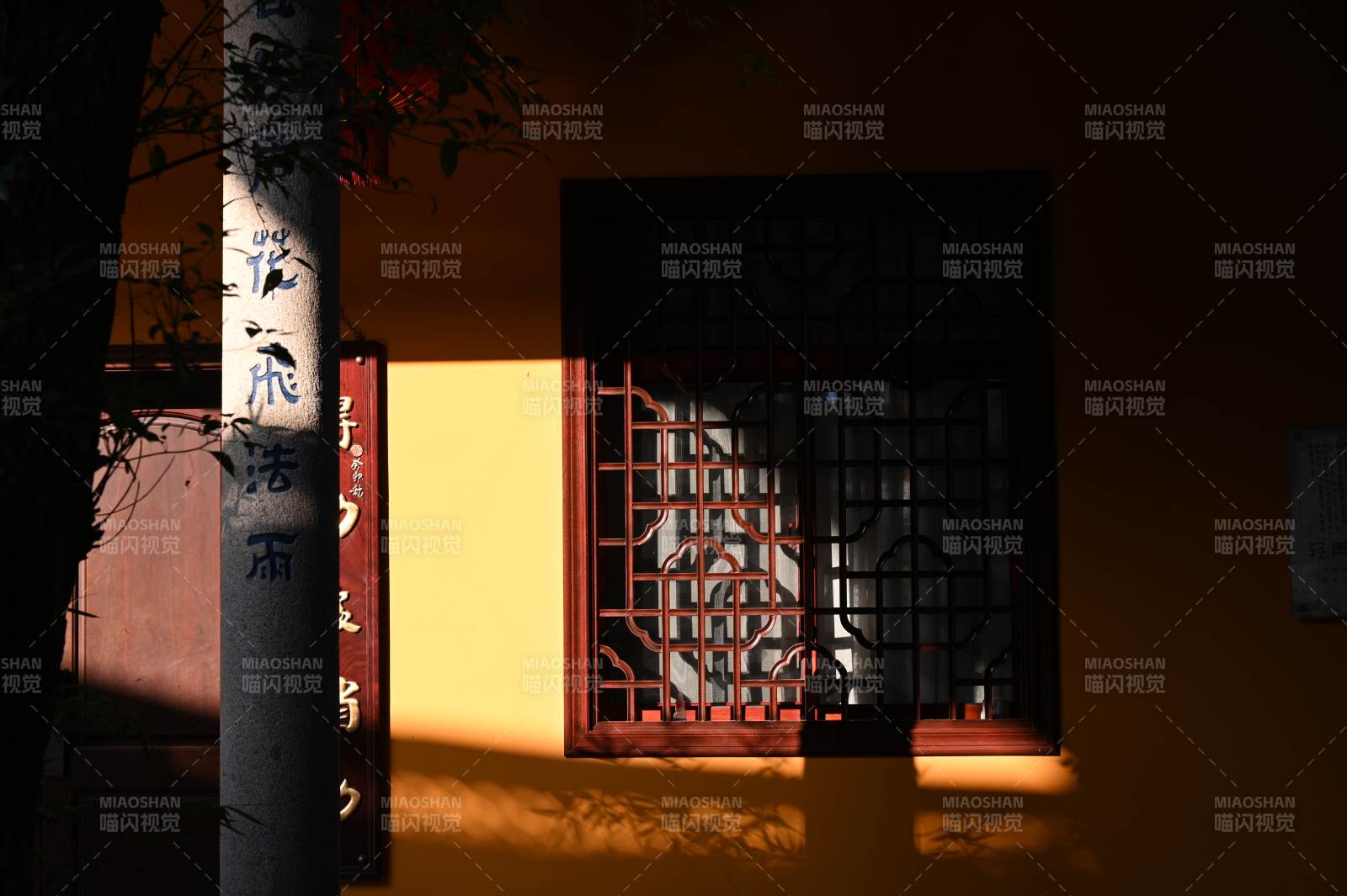 光影中的古窗图片