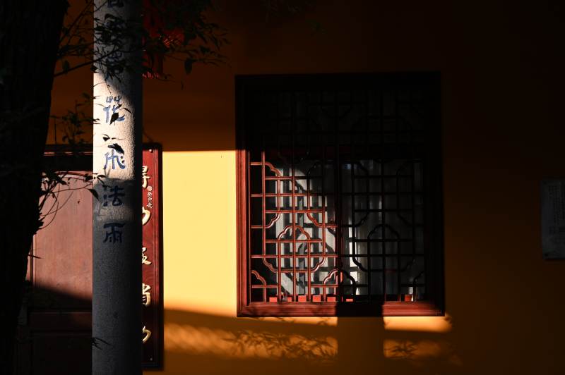 光影中的古窗图片