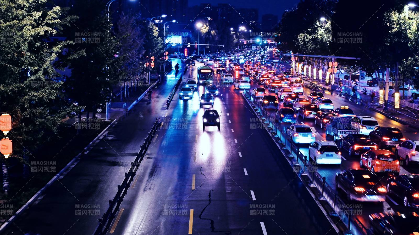 河北邢台夜幕下的城市交通图片