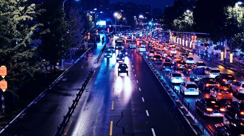 河北邢台夜幕下的城市交通图片