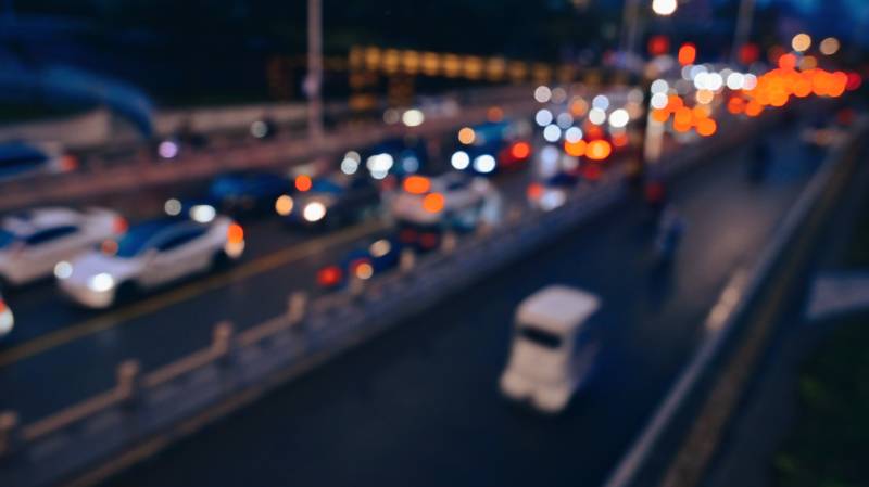 夜晚车流美丽光斑组成的城市风光图片