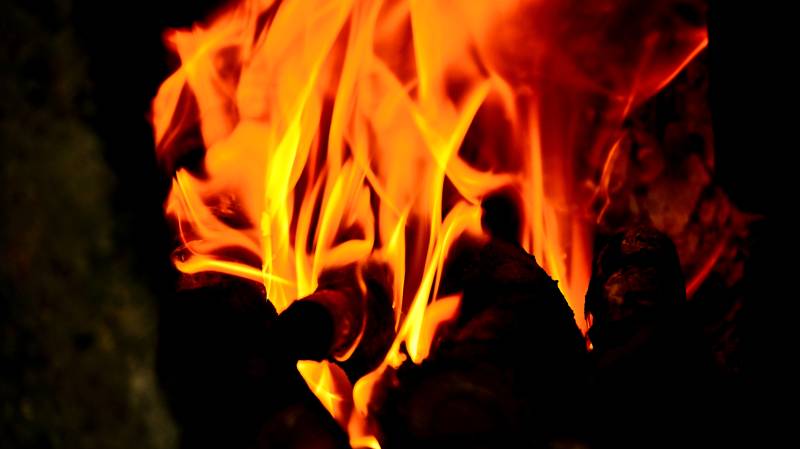 明亮的火焰熊熊燃烧图片