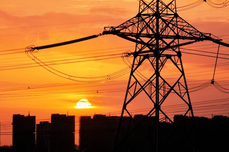 朝阳下的电力塔图片