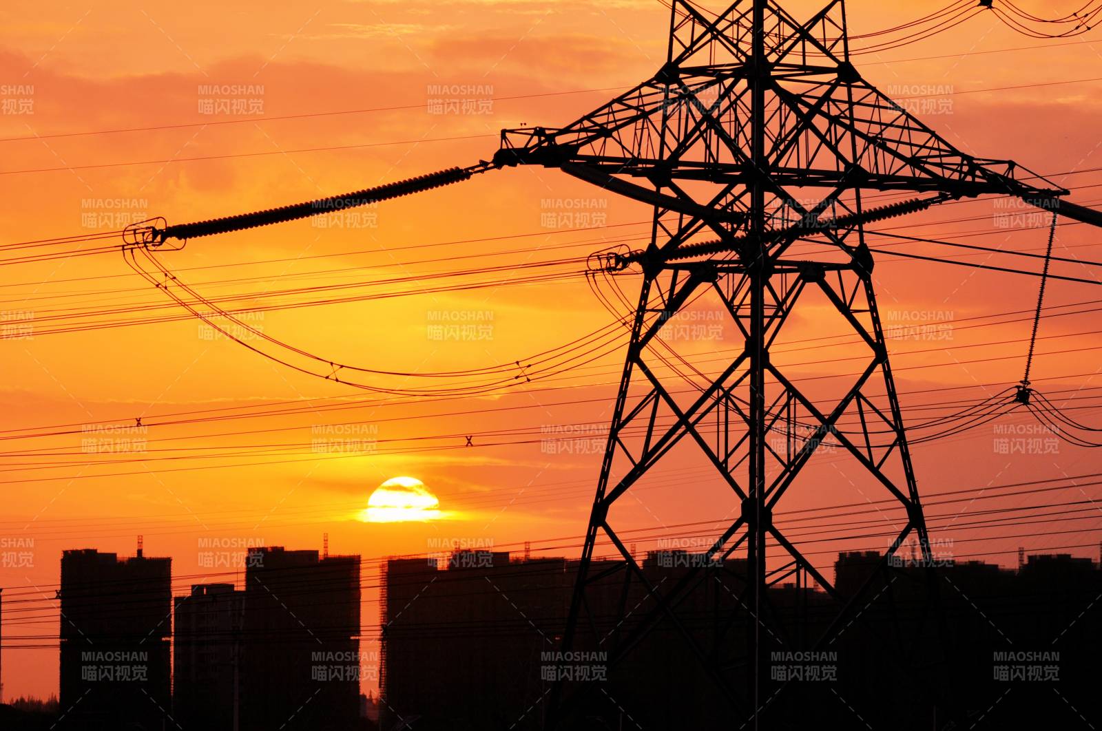 朝阳下的电力塔图片
