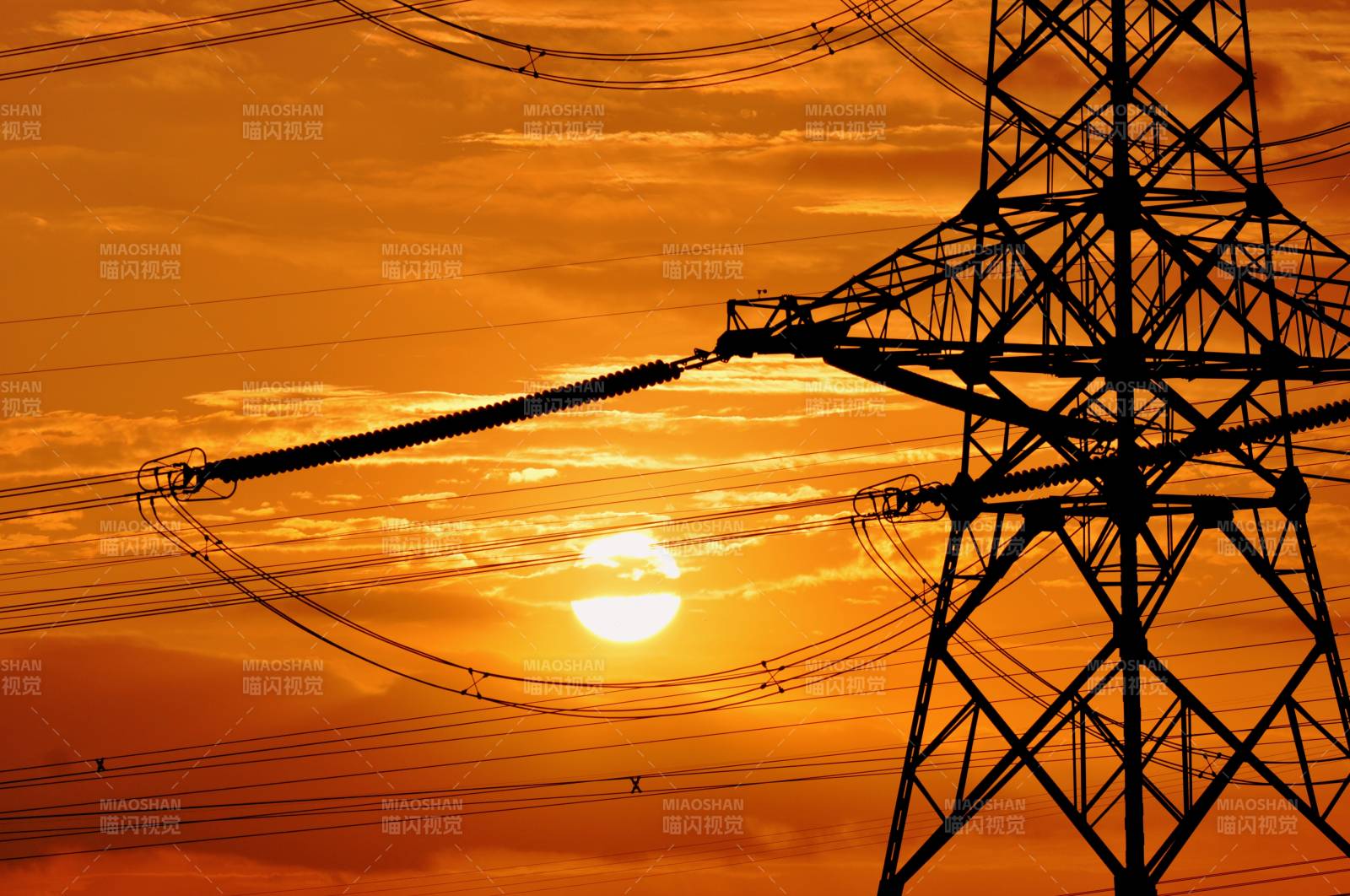 朝阳下的电塔剪影图片