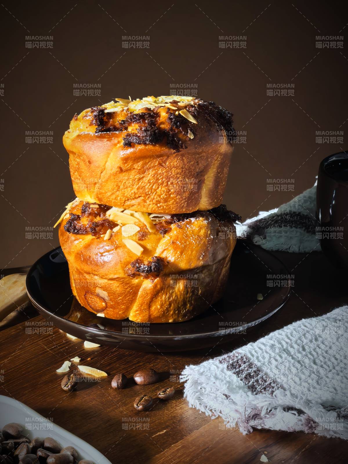 金黄松软椰香奶酥面包叠图片