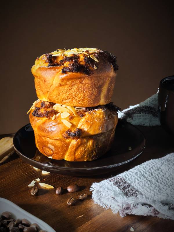 金黄松软椰香奶酥面包叠图片