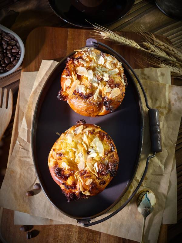 铁托盘里的椰香面包图片