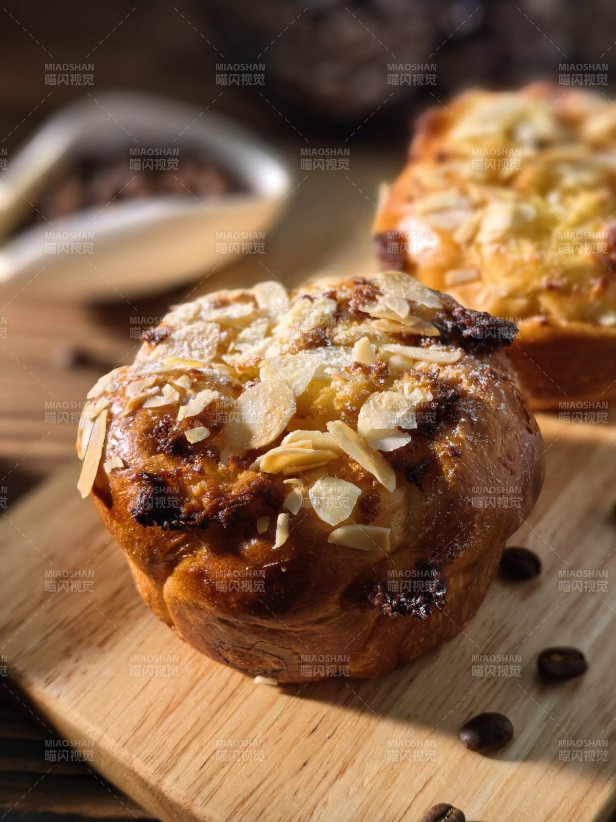 木托盘上的椰香奶酥面包图片