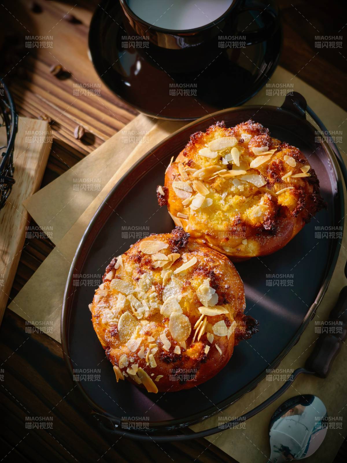 刚出炉的椰香奶酥杏仁包图片