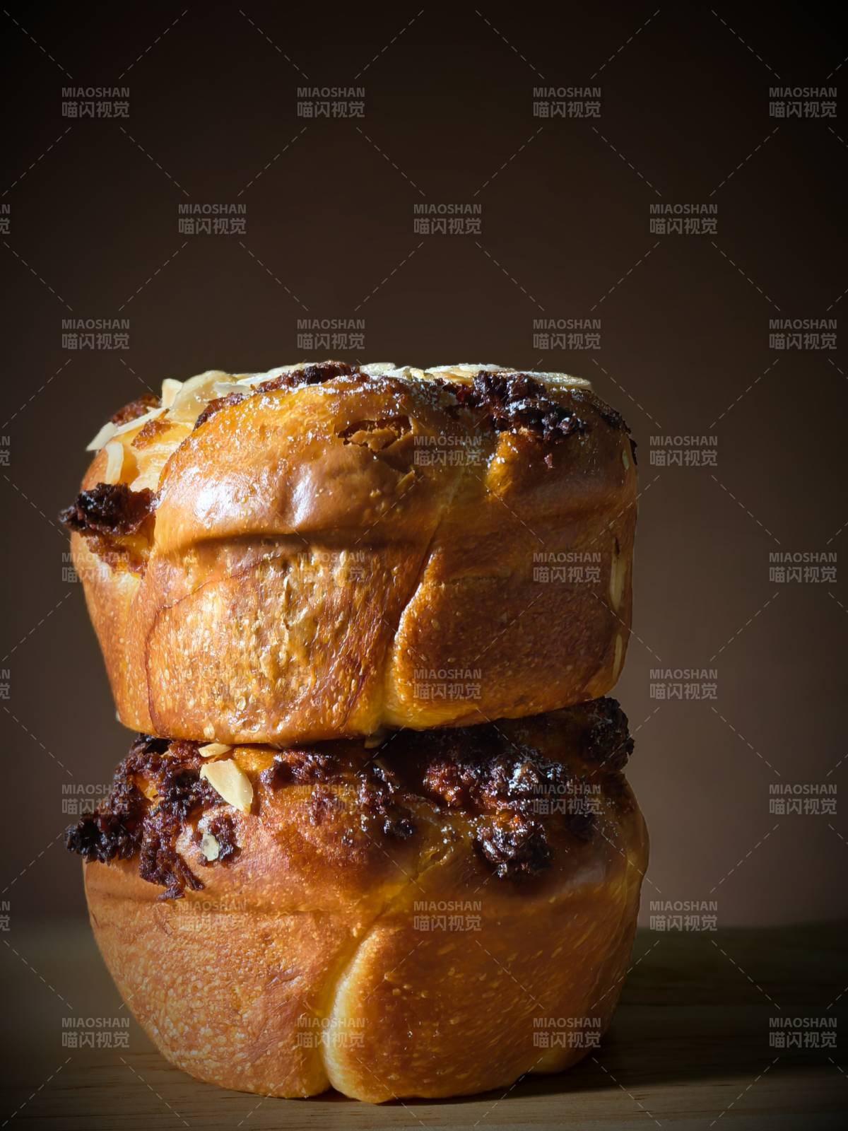 金黄椰香奶酥面包叠放图片