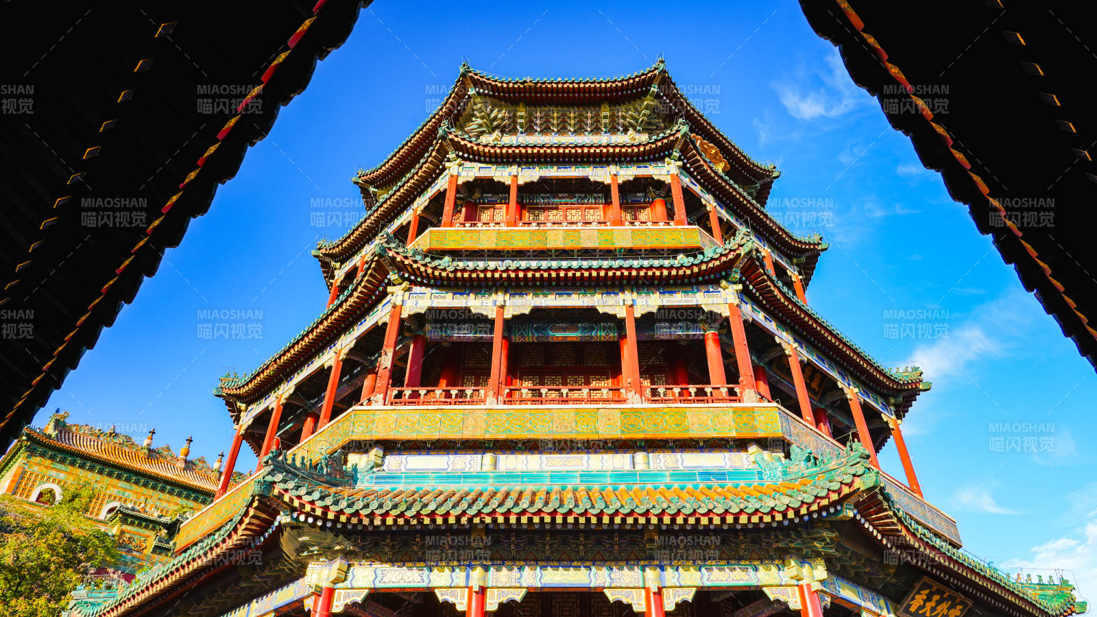 颐和园古塔映蓝天图片