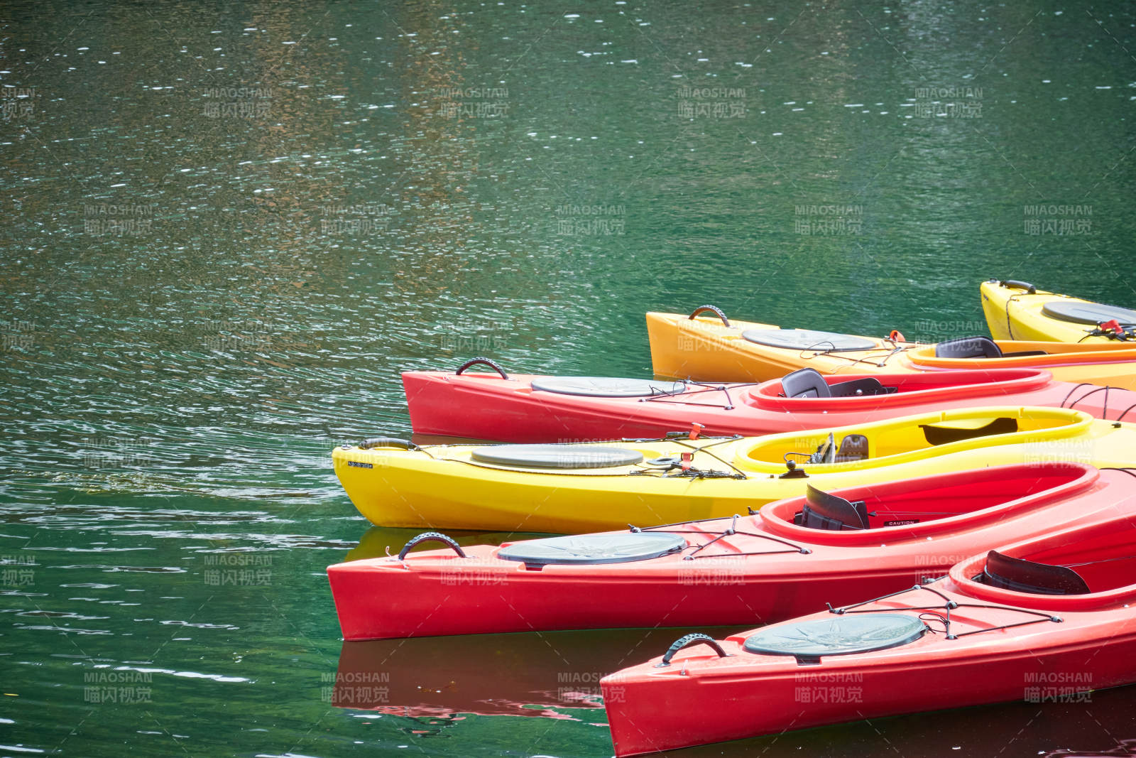 彩色皮划艇静泊湖面图片