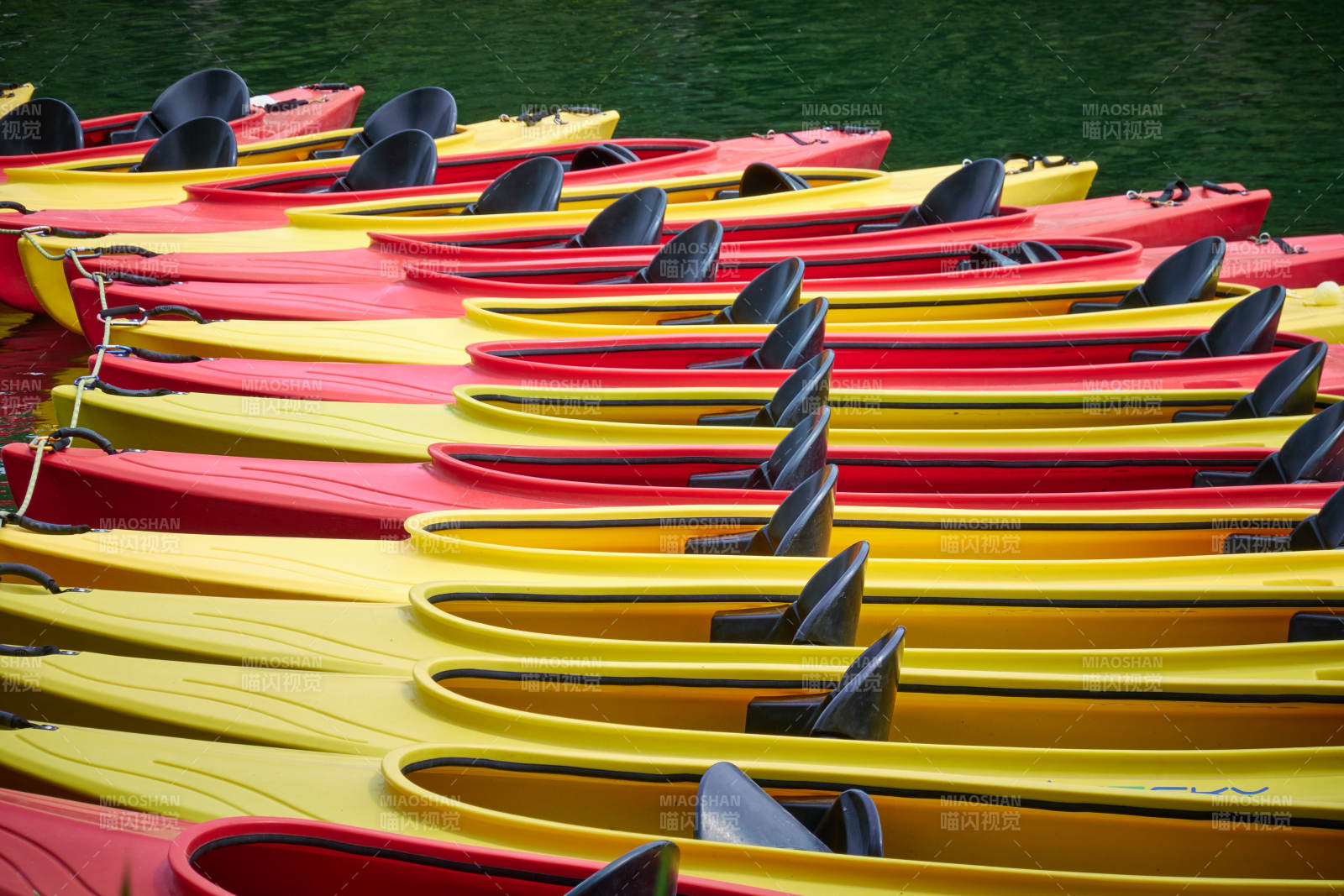 色彩斑斓的皮划艇图片