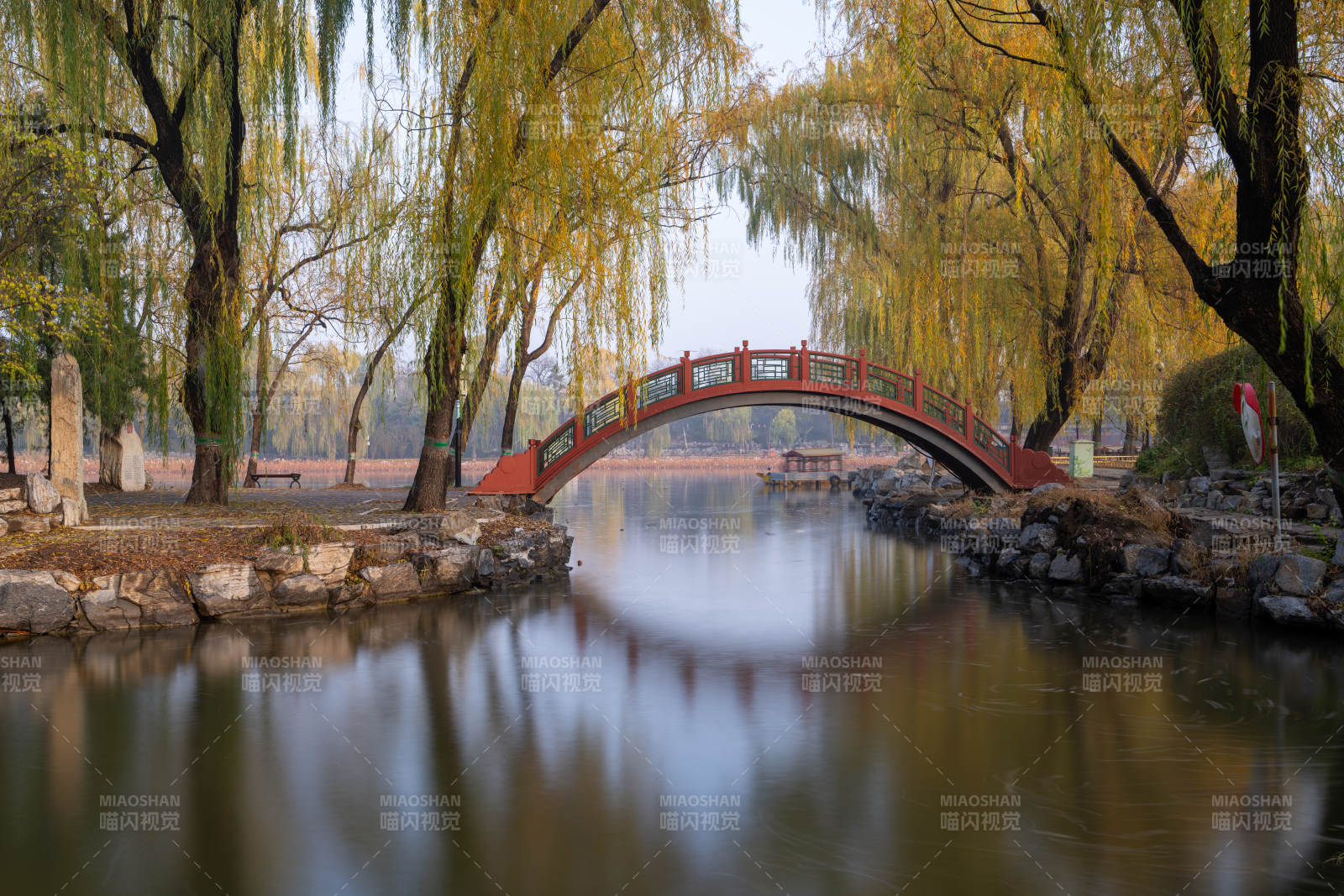 圆明园秋湖红桥映柳影图片