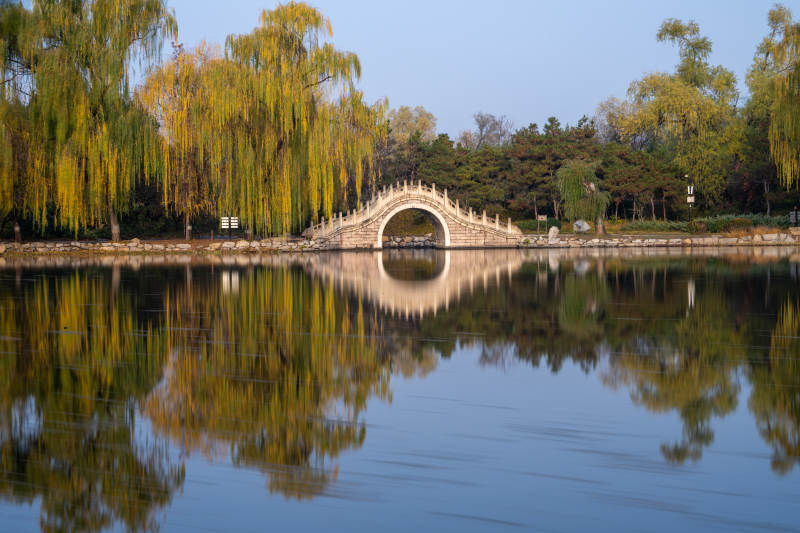 圆明园湖畔拱桥秋景图片