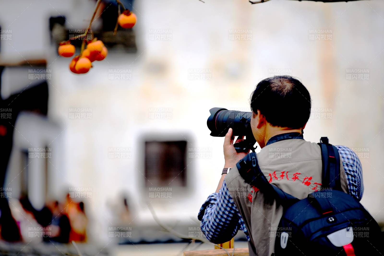 摄影者专注拍摄图片