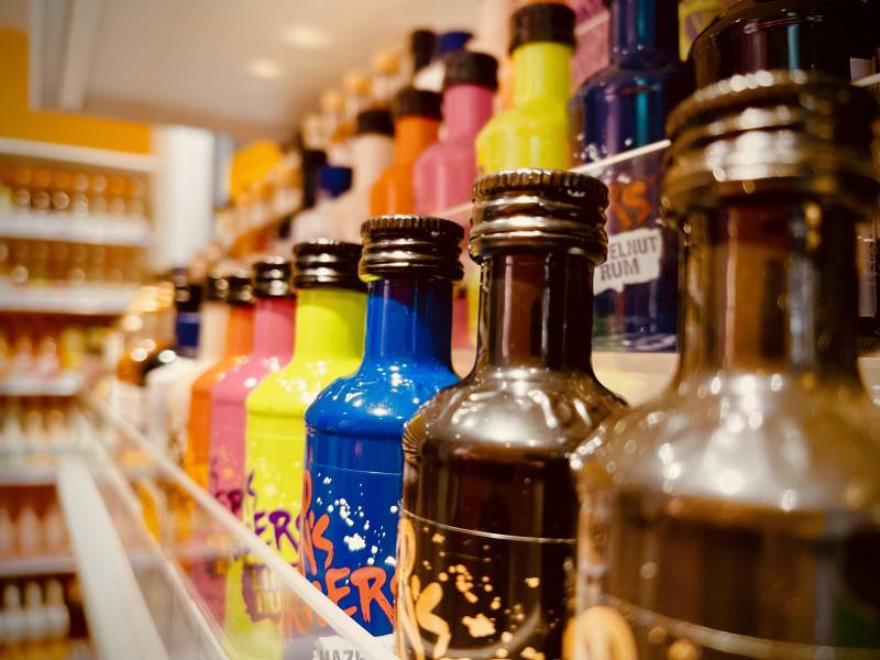 色彩斑斓的酒瓶排列图片