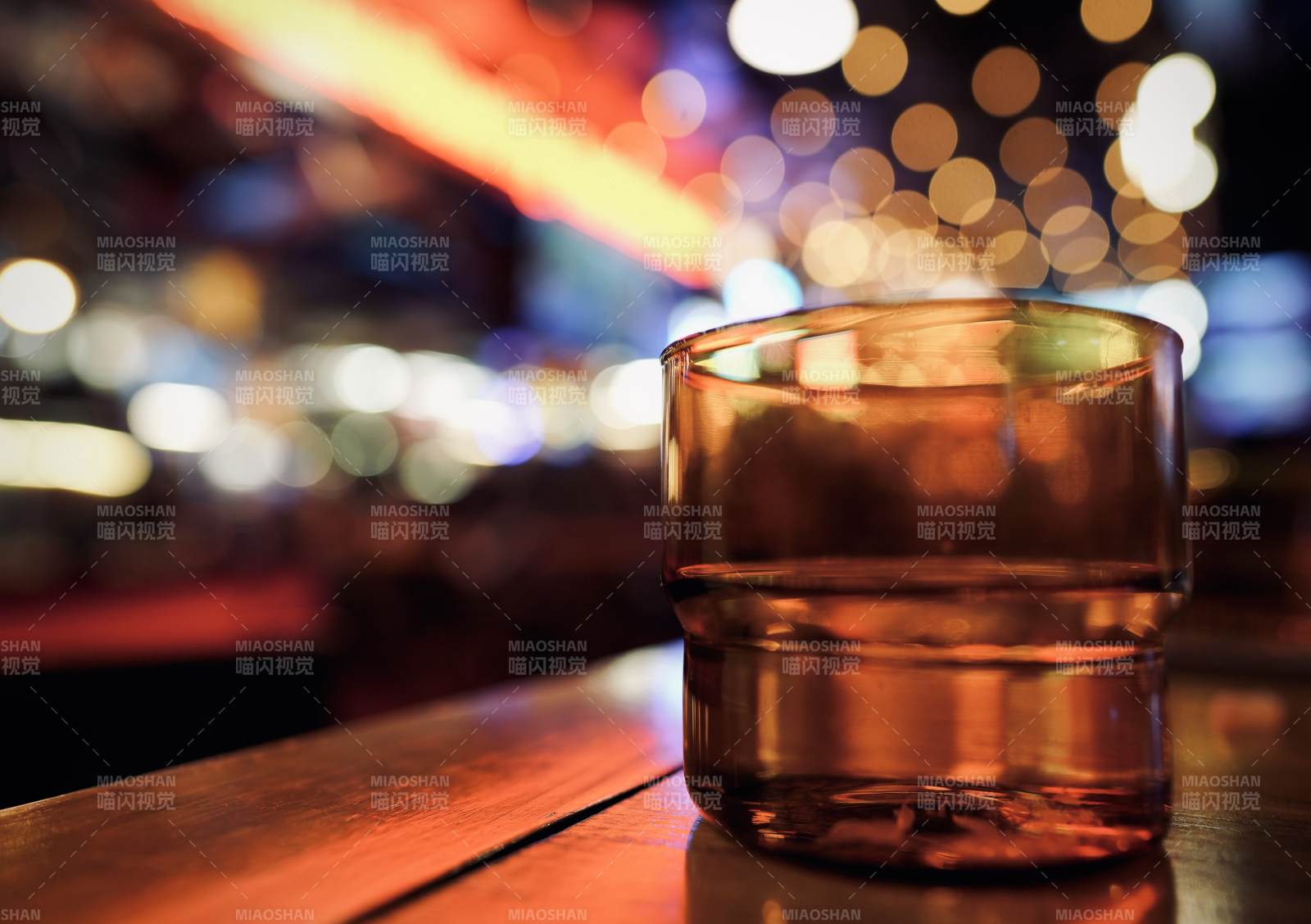 酒吧夜景中的酒杯图片