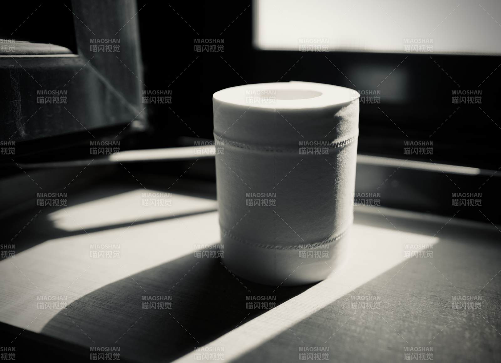 光影中的白色圆筒图片