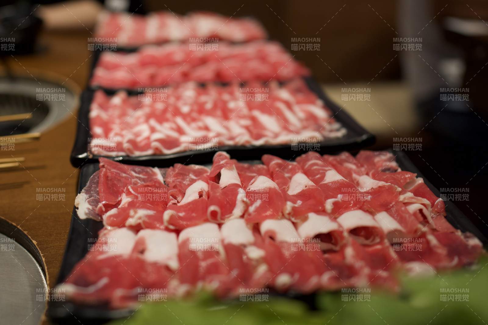 新鲜牛肉片摆盘图片