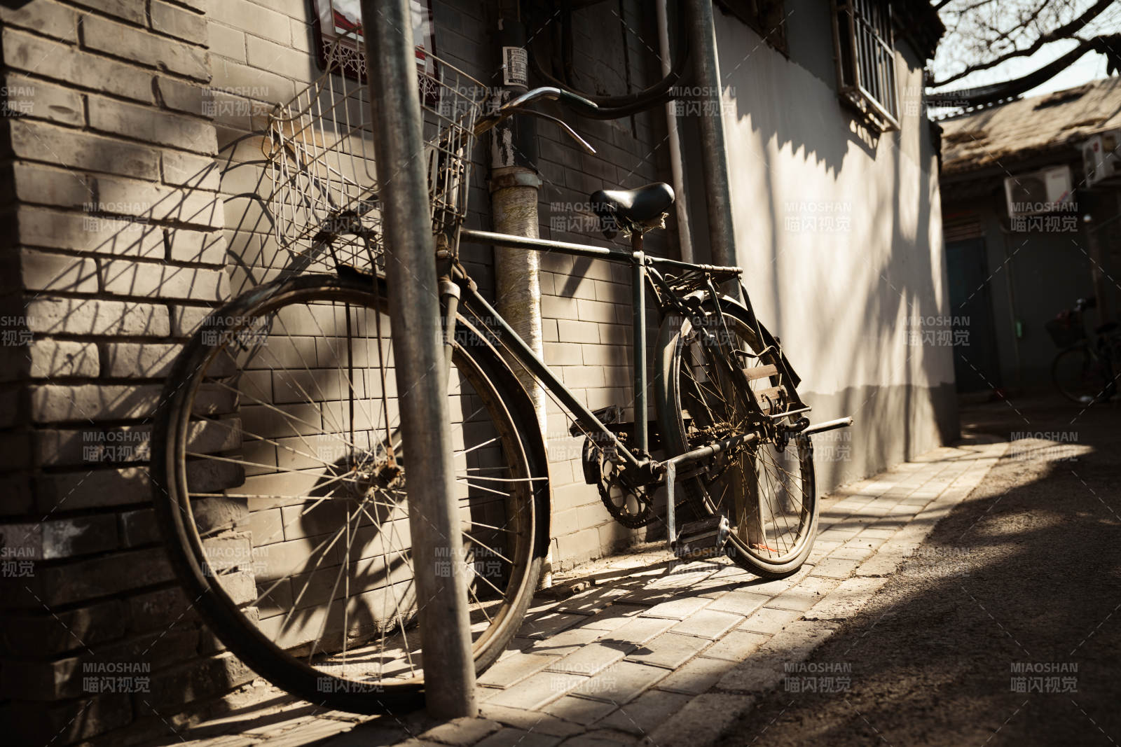 老街旧单车图片