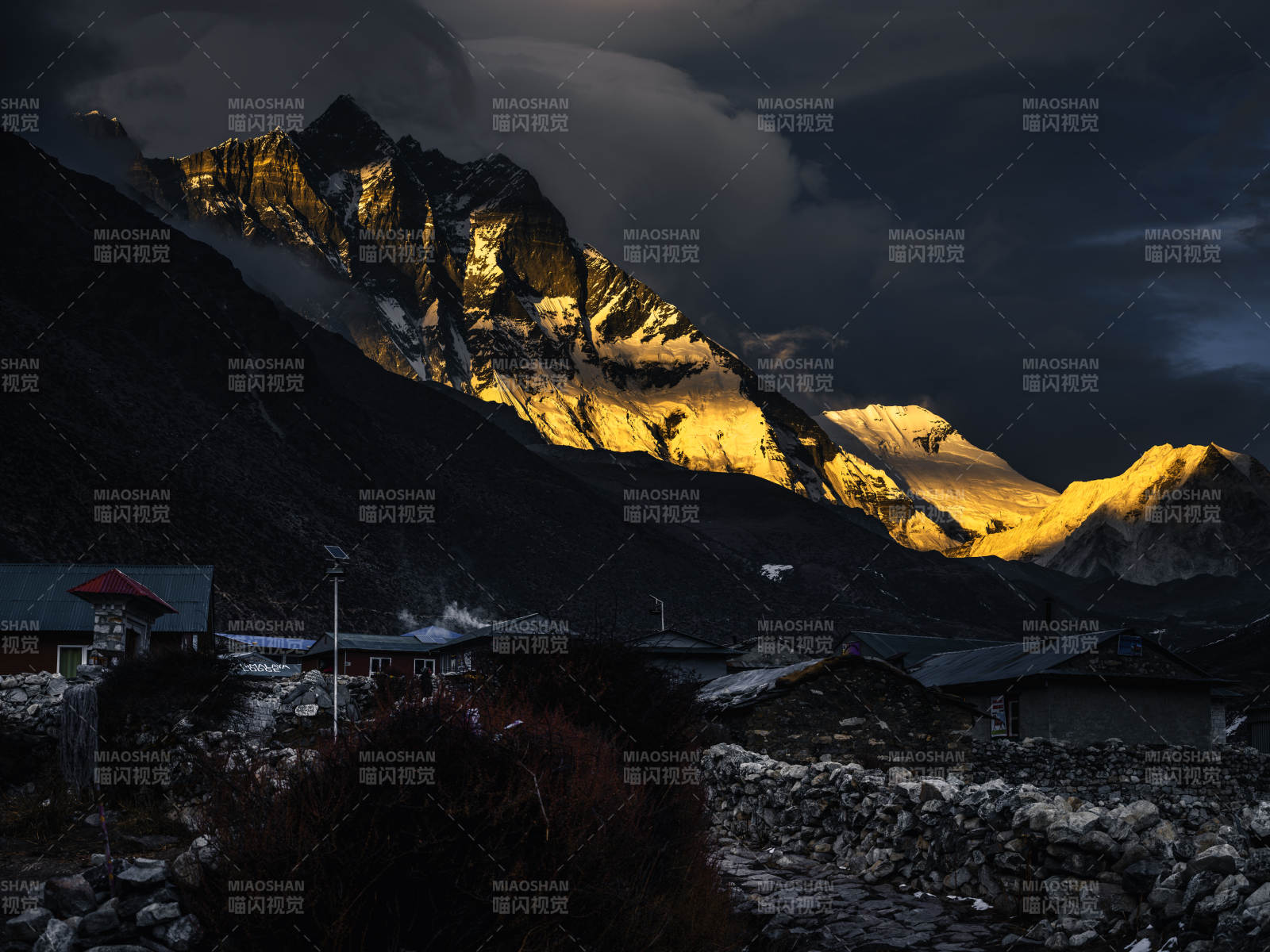 洛子峰日落时刻图片