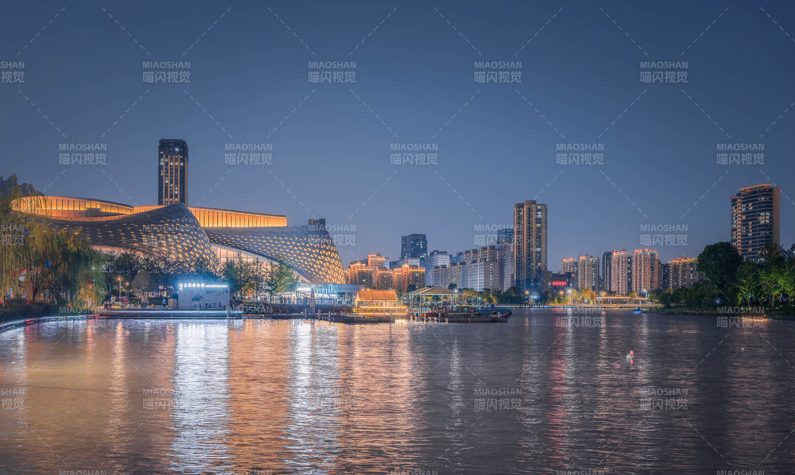 金沙湖夜幕下的城市湖景图片