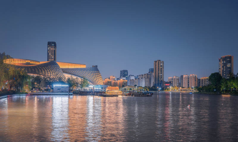 金沙湖夜幕下的城市湖景图片