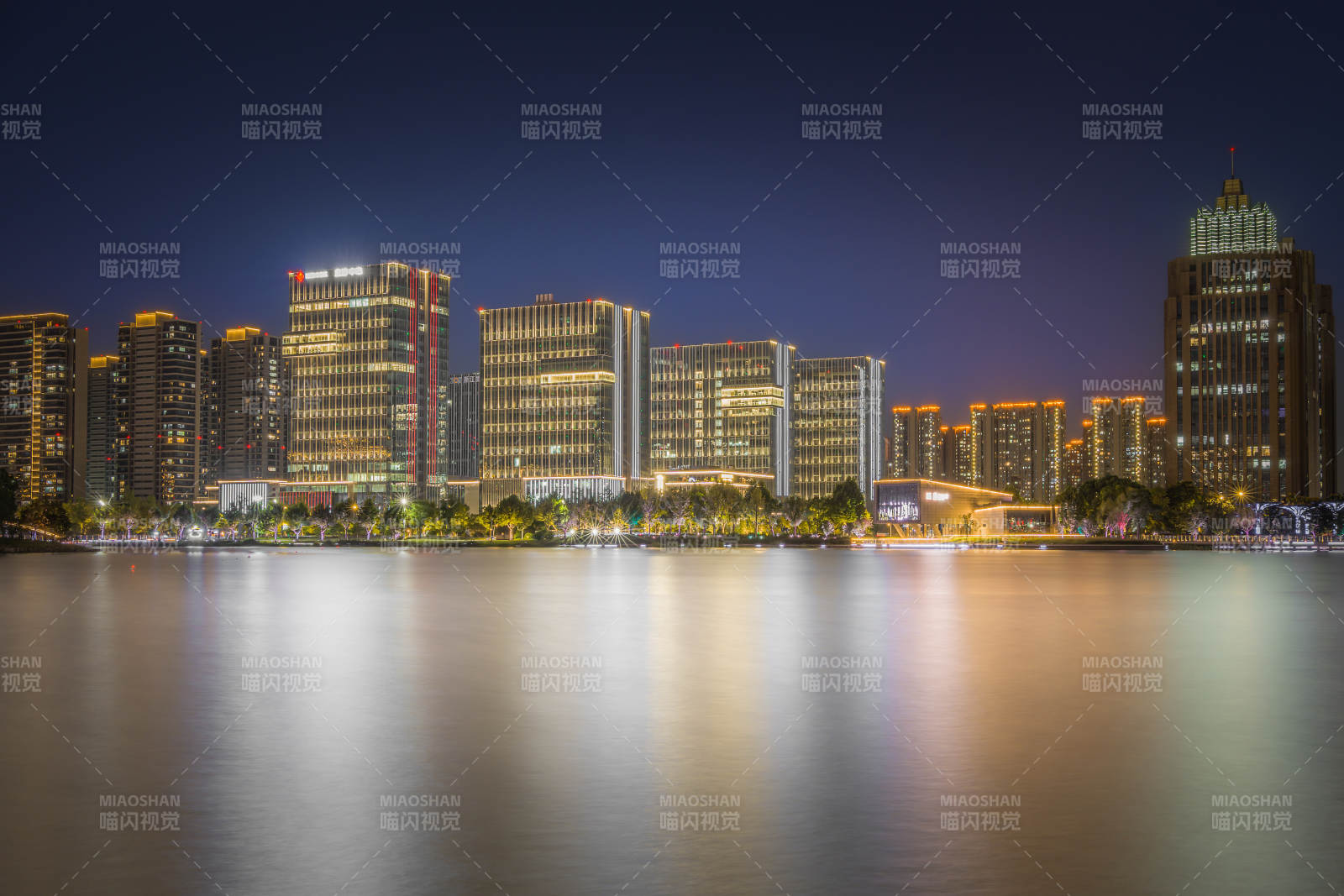 金沙湖夜幕下的城市倒影图片