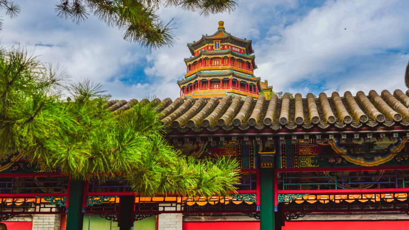 颐和园古塔飞檐映蓝天图片