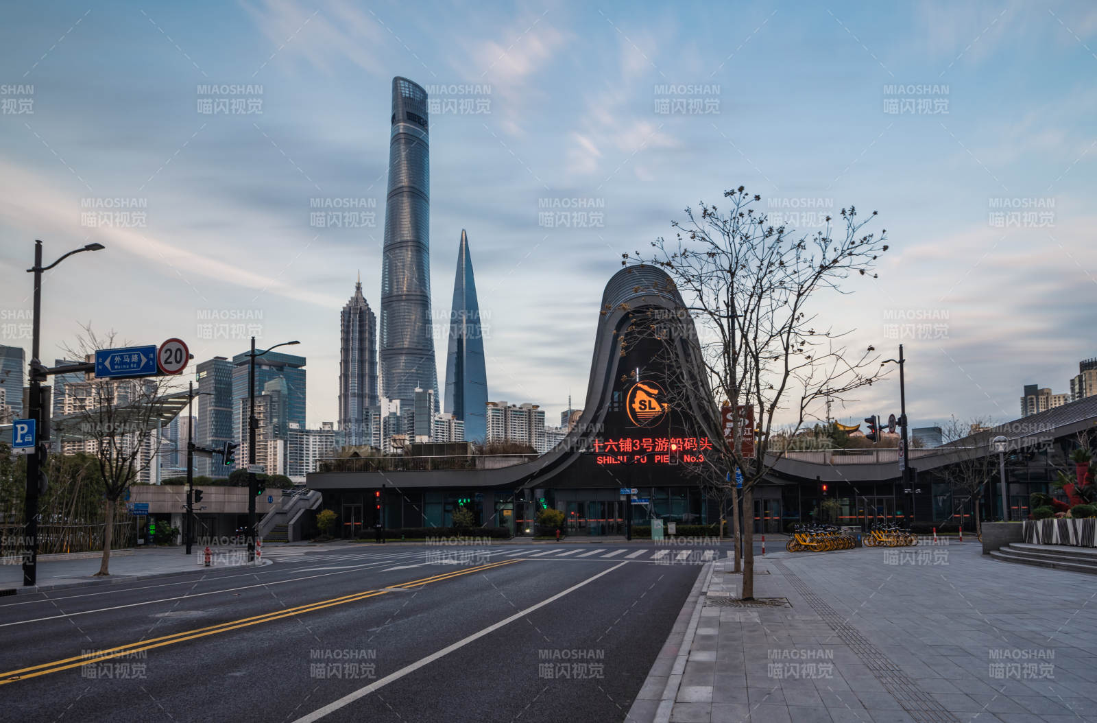 上海十六铺码头城市天际线图片