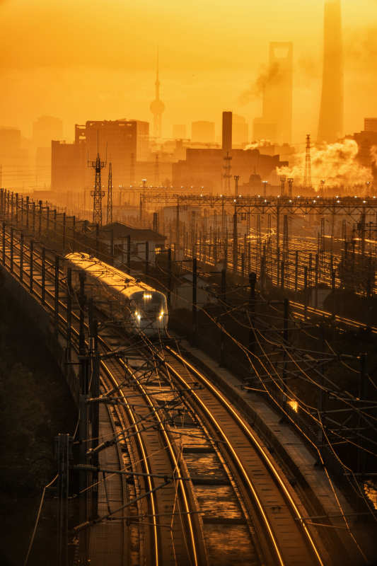 晨曦中的上海城市列车图片