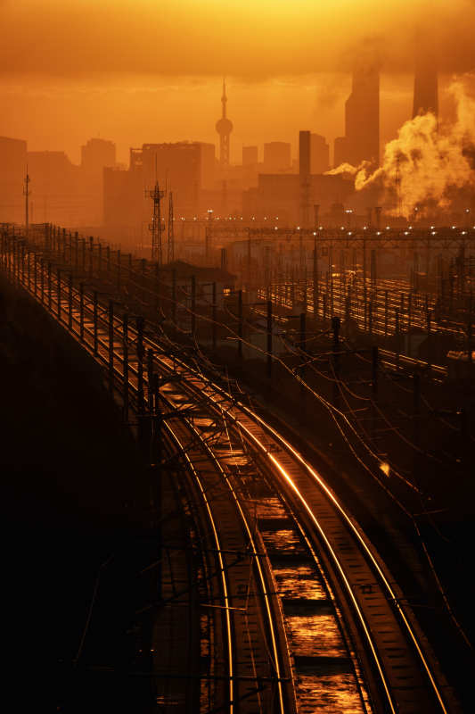 上海黄昏铁轨映城影图片