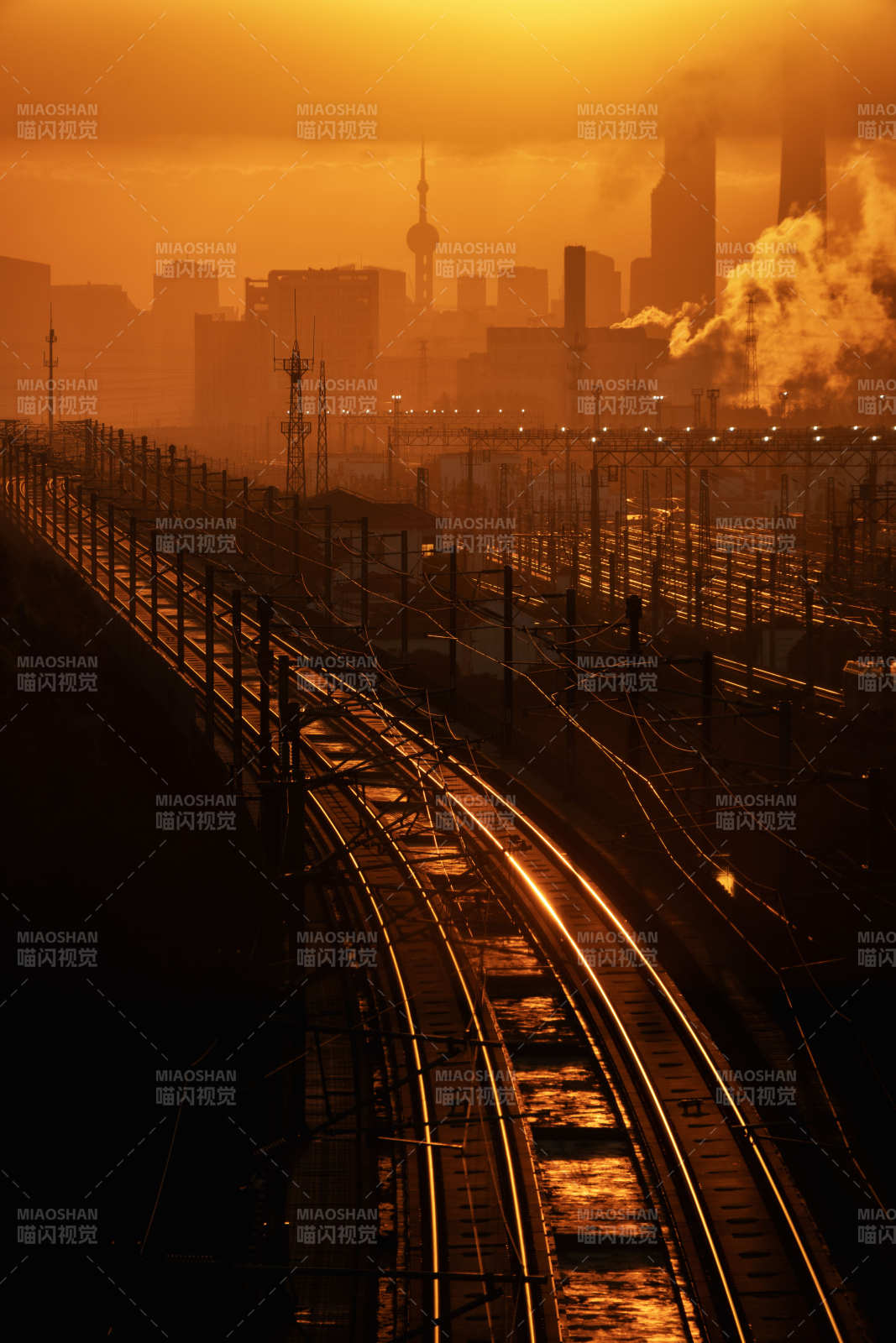 上海黄昏铁轨映城影图片
